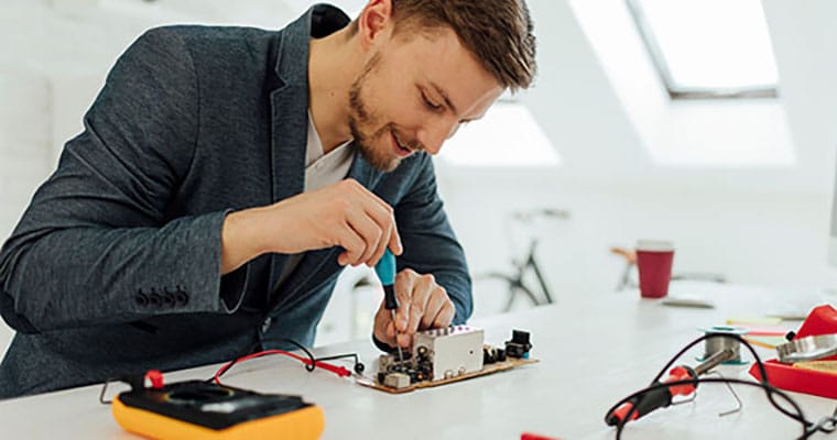 Comprobación de corrientes eléctricas por parte de ingenieros